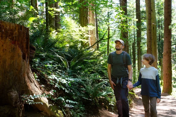 Family Two Father Son Hiking Enjoying Lush Rainforest Pacific Northwest — Stock Photo, Image