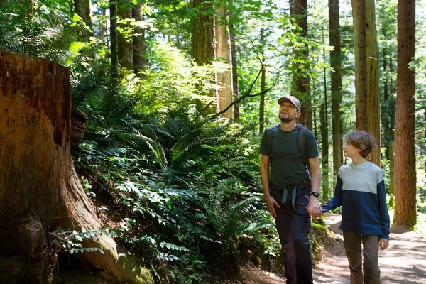 2人家族 父と息子 ハイキングや太平洋岸北西部 ワシントン州 健康的なアクティブなライフスタイルのコンセプトの緑豊かな熱帯雨林を楽しんで ストックフォト
