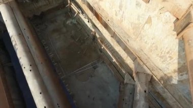 Tünel tünel bitmiş, kalkanı delici kaya son santimetre nüfuz eder.