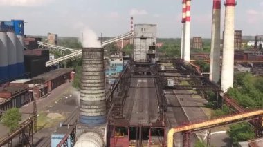 Kamera yavaş fabrika borular ve atölye çalışmaları üzerinde hareket.