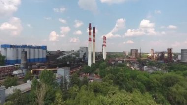 Kamerayı uzaktan fabrikaya uçar ve bacalar yakın taşır