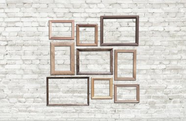 tuğla duvar eski fotoğraf çerçeveleri