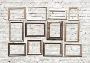tuğla duvar eski fotoğraf çerçeveleri