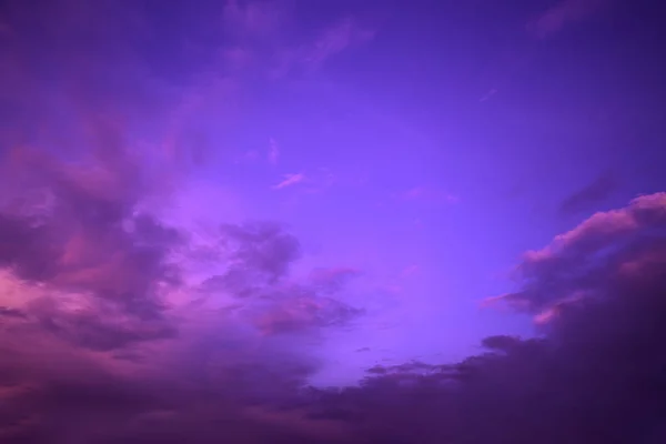 Cielo Viola Con Nuvole Sfondo Drammatico Neon — Foto Stock