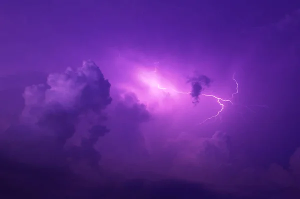 Cielo Violeta Con Nubes Fondo Neón Dramático — Foto de Stock