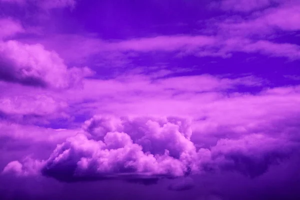 Cielo Violeta Con Nubes Fondo Neón Dramático — Foto de Stock