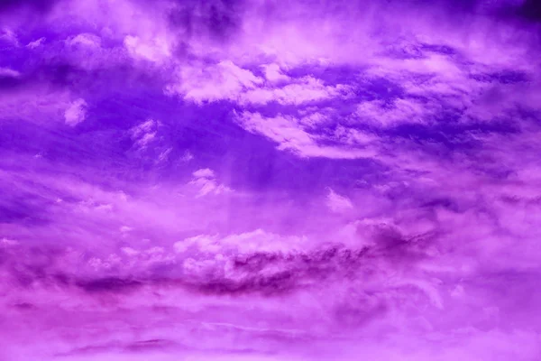 Cielo Violeta Con Nubes Fondo Neón Dramático — Foto de Stock