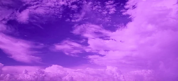 Veilchenhimmel Mit Wolken Neondramatischer Hintergrund — Stockfoto