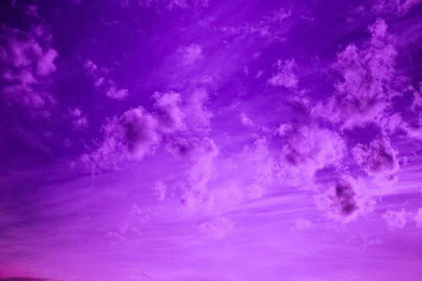 Cielo Violeta Con Nubes Fondo Neón Dramático — Foto de Stock