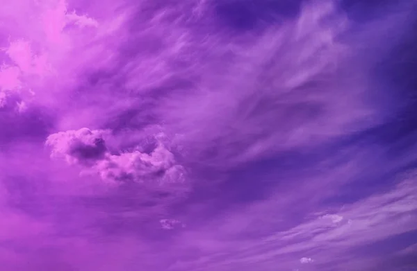 Фіолетове Небо Хмарами Неонове Драматичне Тло — стокове фото