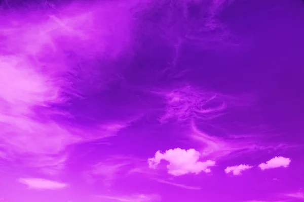 Céu Violeta Com Nuvens Fundo Dramático Neon — Fotografia de Stock