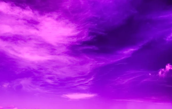 Cielo Violeta Con Nubes Fondo Neón Dramático — Foto de Stock