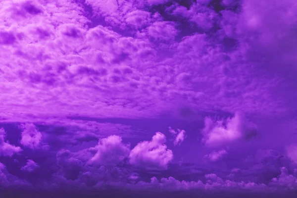 Cielo Violeta Con Nubes Fondo Neón Dramático — Foto de Stock