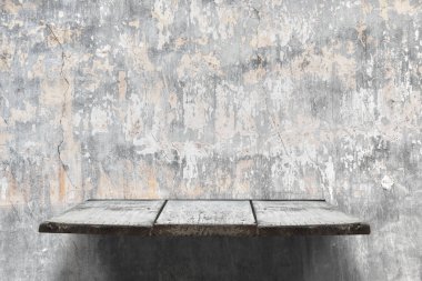 Beton duvar boş rafları