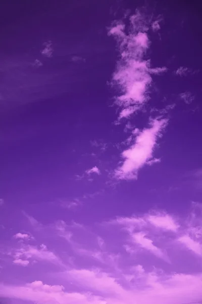 Cielo Violeta Con Nubes Fondo Neón Dramático — Foto de Stock