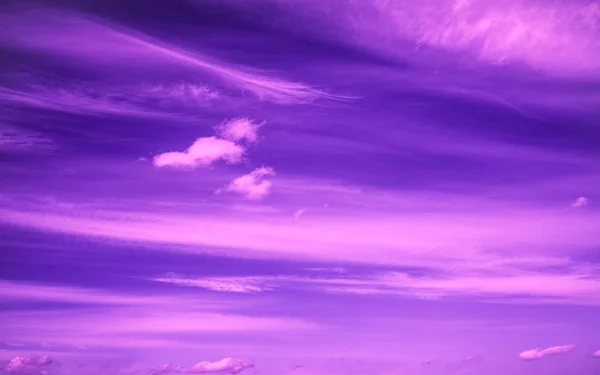 Cielo Violeta Con Nubes Fondo Neón Dramático — Foto de Stock