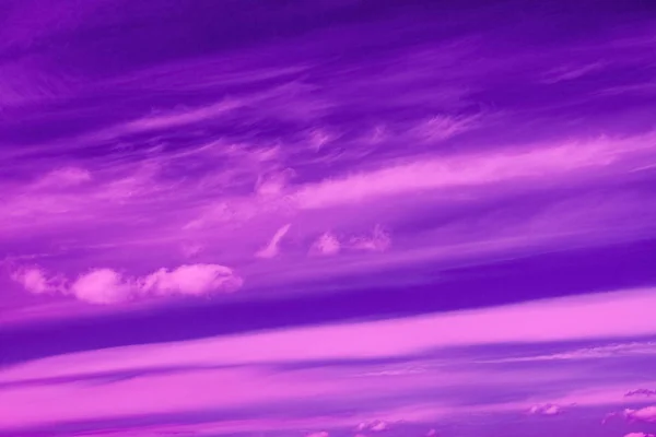 Violet Hemel Met Wolken Neon Dramatische Achtergrond — Stockfoto