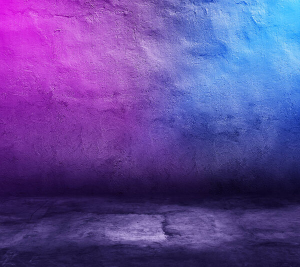 бетонный интерьер с неоновыми огнями
