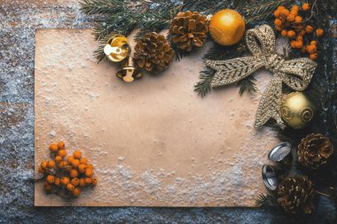  Kağıt, kar, çan, yeşil şube ve çam kozalakları ahşap donmuş masada Noel arka plan ile tatil dekorasyon 