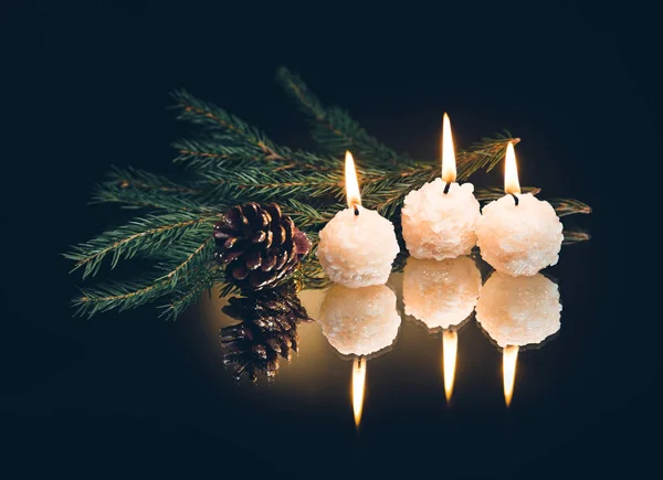 Weihnachtskerzen Auf Dunklem Hintergrund — Stockfoto