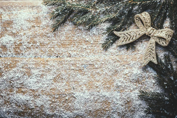 Dekoracje Świąteczne Śniegu Zielona Gałąź Drewnianym Stole Mrożone Tło Boże — Zdjęcie stockowe