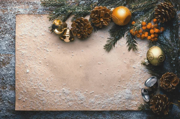 緑の枝 木製の冷凍テーブル クリスマスの背景に松ぼっくりと休日の装飾 — ストック写真