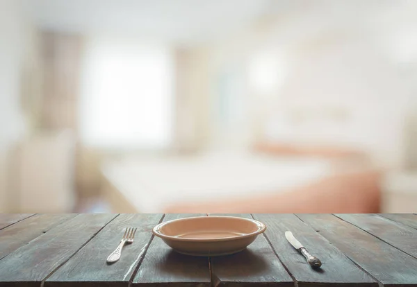 卧室旧木桌上的空盘子 有叉子和刀 — 图库照片