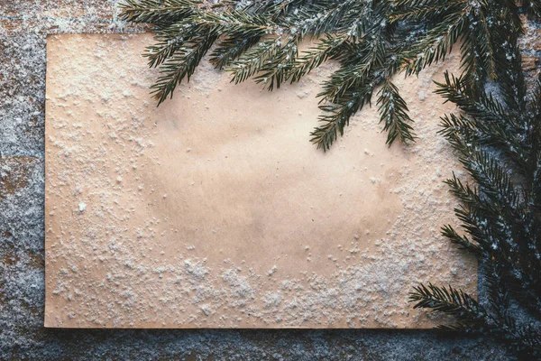 木製冷凍テーブル クリスマスの背景に緑の枝と休日の装飾 — ストック写真