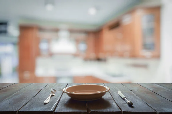 Пустая Тарелка Вилкой Ножом Деревянном Столе Кухне — стоковое фото