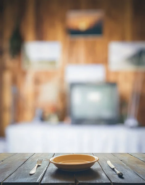 Leeg Bord Met Vork Mes Houten Tafel Woonkamer Met Televisie — Stockfoto