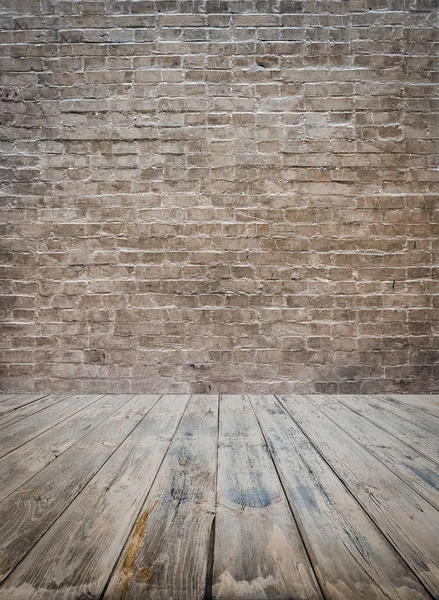 Старая комната с кирпичной стеной — стоковое фото