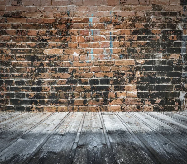 レンガの壁を持つ古い部屋 — ストック写真
