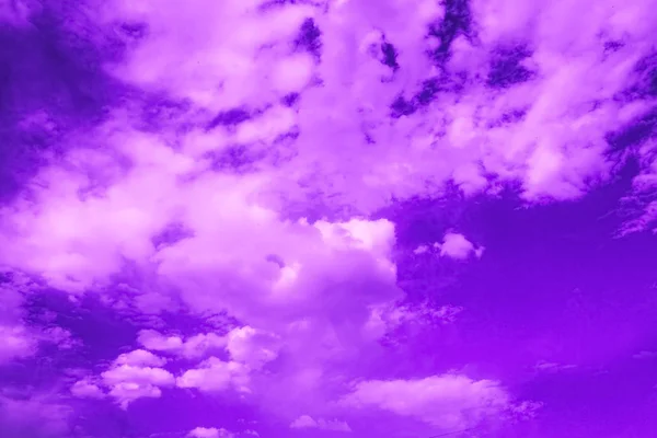 Cielo violeta con nubes — Foto de Stock