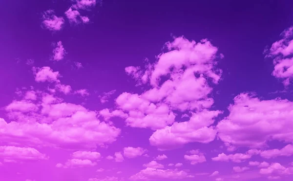 Céu violeta com nuvens — Fotografia de Stock