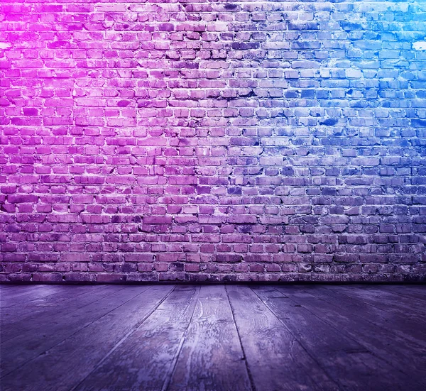 Bakstenen kamer met neon verlichting — Stockfoto