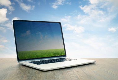 ahşap masa üzerinde pc, gökyüzü arka plan