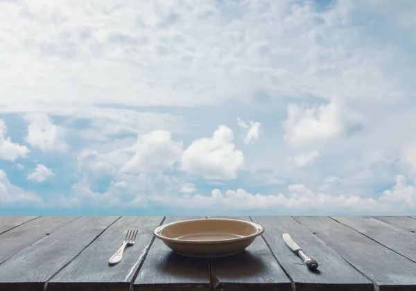 Lege Plaat Met Vork Mes Houten Tafel Hemel Achtergrond — Stockfoto