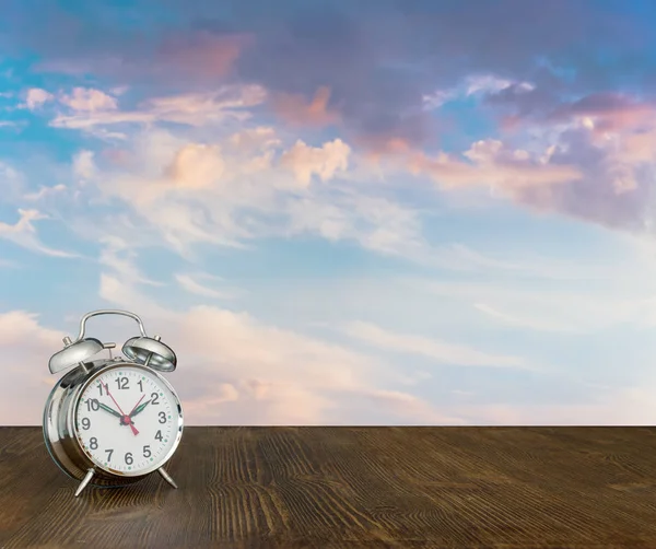 Titta Trä Bord Himmel Bakgrund — Stockfoto