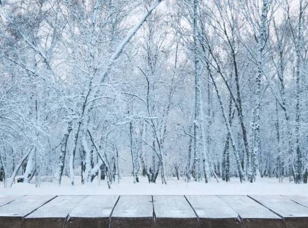 森の背景を持つ木製のテーブル — ストック写真