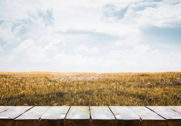 フィールド風景 背景を持つ木製のテーブル — ストック写真