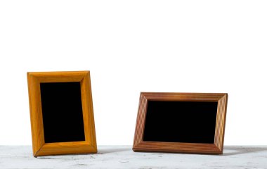 Fotoğraf çerçevesi masanın üzerinde