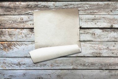 Eski ahşap duvarda beyaz kağıt, arkaplanda kopya alanı