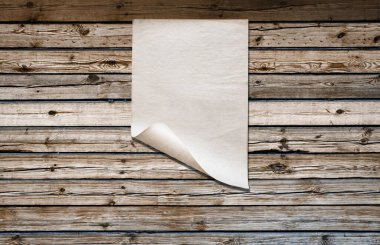 Eski ahşap duvarda beyaz kağıt, arkaplanda kopya alanı