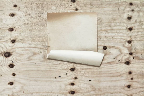 Weißes Papier Auf Alter Holzwand Hintergrund Mit Kopierraum — Stockfoto