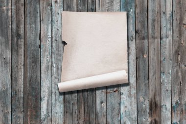 Eski ahşap duvarda beyaz kağıt, arkaplanda kopya alanı