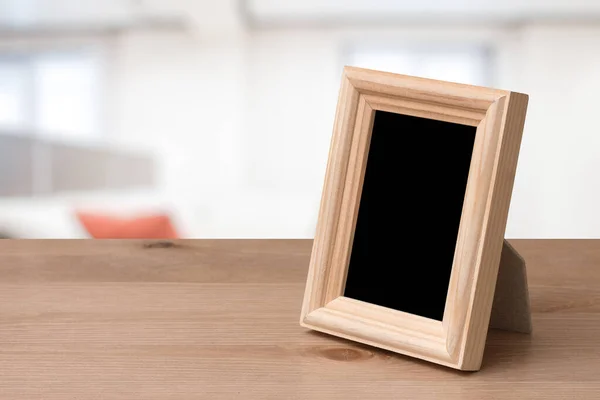 客厅里木制桌子上的相框 — 图库照片