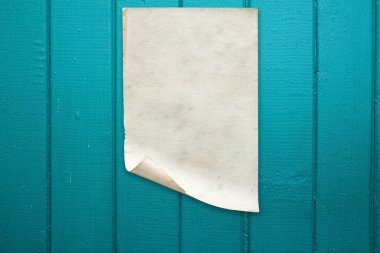 Eski ahşap duvarda beyaz kağıt, arkaplanda kopya alanı