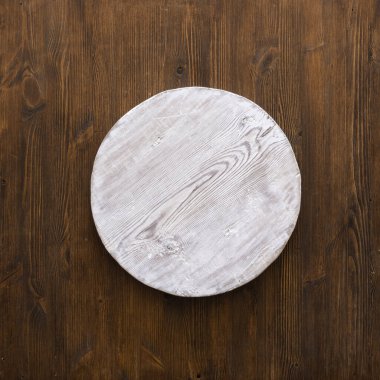 Eski ahşap masa üzerinde boş ahşap plaka, kopyalanmış arkaplan