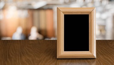 Bir gece kulübündeki ahşap masanın üzerindeki eski fotoğraf çerçevesi.