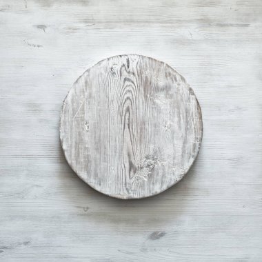 Eski ahşap masa üzerinde boş ahşap plaka, kopyalanmış arkaplan